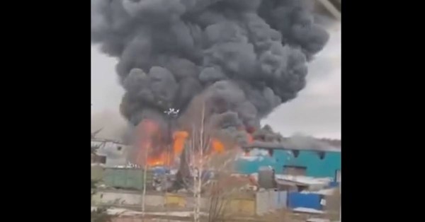 VIDEO Ogroman požar kod aerodroma u Sankt-Peterburgu. "To je napad dronom"