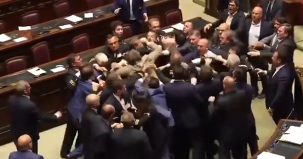 VIDEO Svađa i tučnjava u talijanskom parlamentu, zastupnika izveli u kolicima van