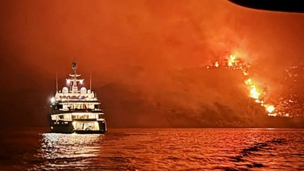 S jahte u Grčkoj ispalili vatromet i zapalili šumu. Uhićeno 13 ljudi