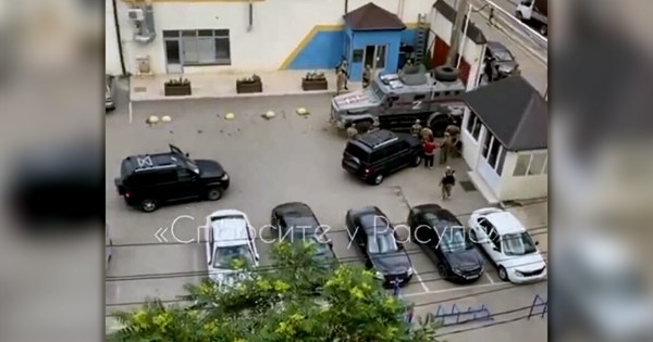 VIDEO Ruska policija u punoj opremi upala u MMA školu Nurmagomedov u Dagestanu